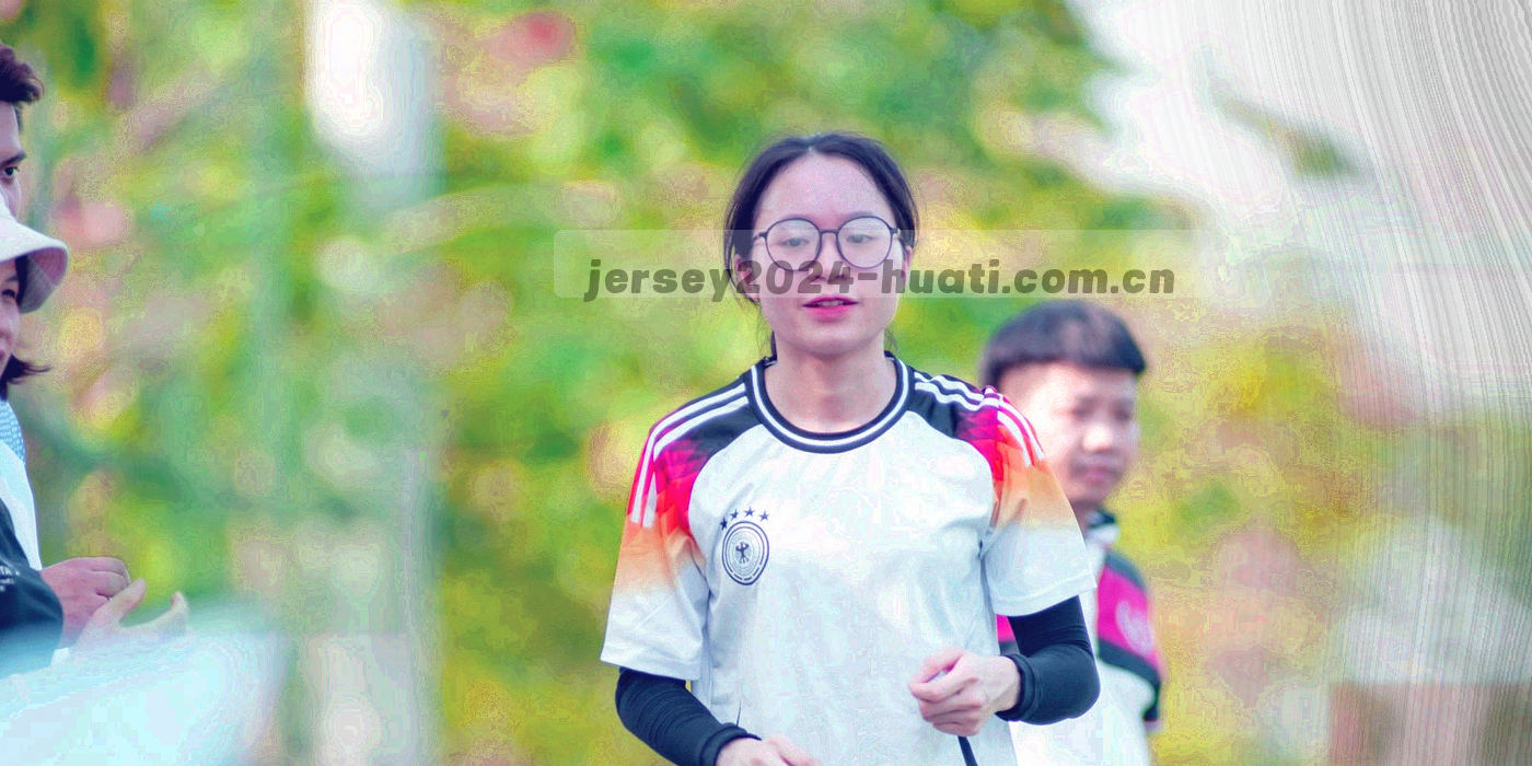 客场看台一角，座席排列成行，光线偏暗，无人物正面